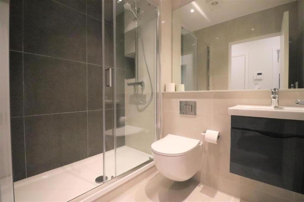 30 Mins From London Apartment *